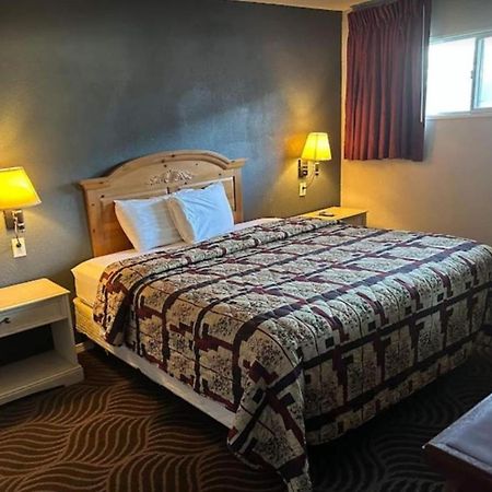 Love Hotels Western Holiday By Oyo At Harlan Lake Ne Alma Eksteriør billede