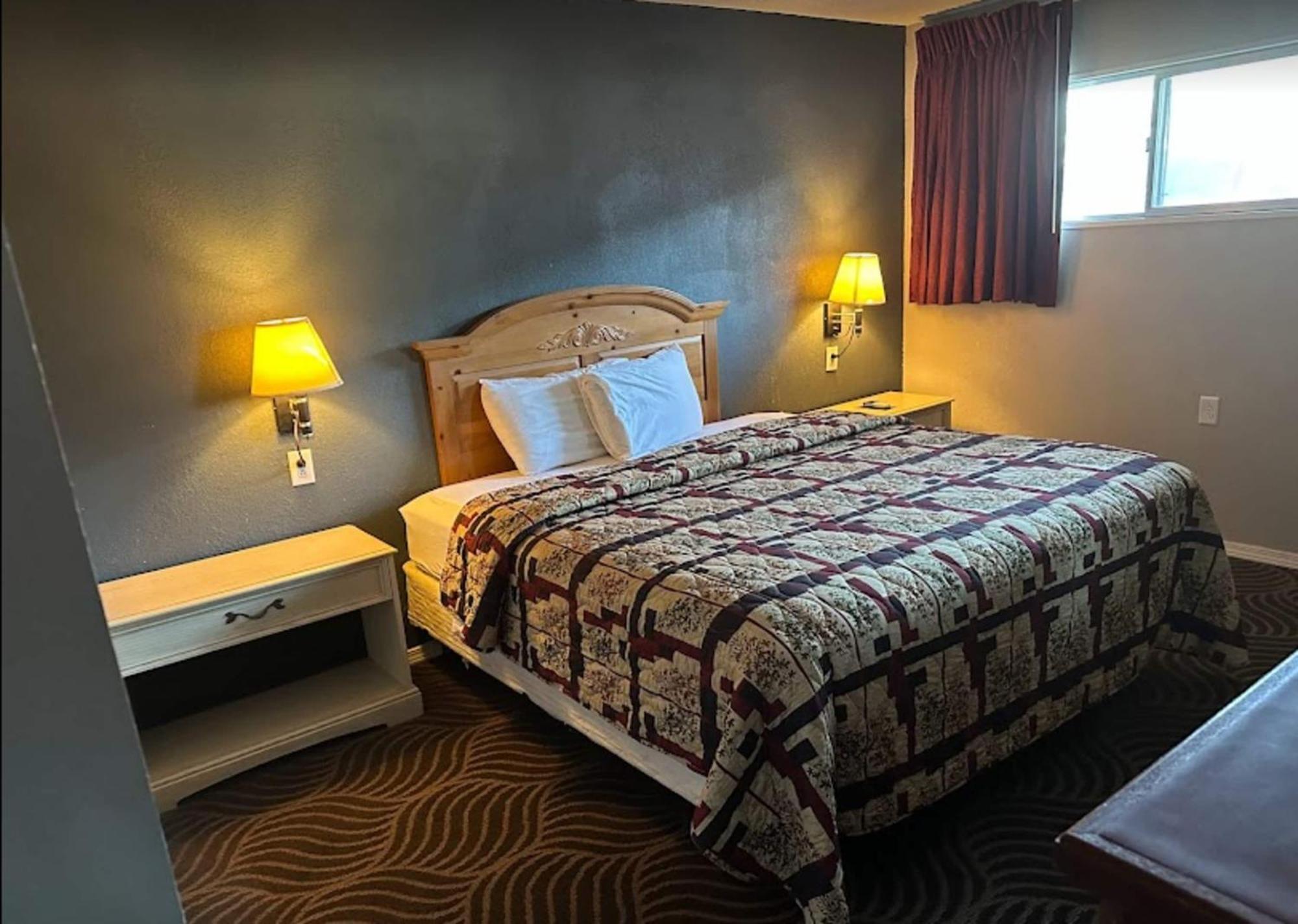 Love Hotels Western Holiday By Oyo At Harlan Lake Ne Alma Eksteriør billede