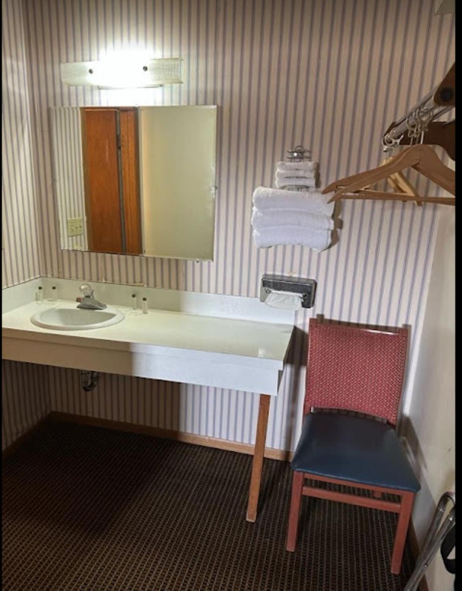 Love Hotels Western Holiday By Oyo At Harlan Lake Ne Alma Eksteriør billede
