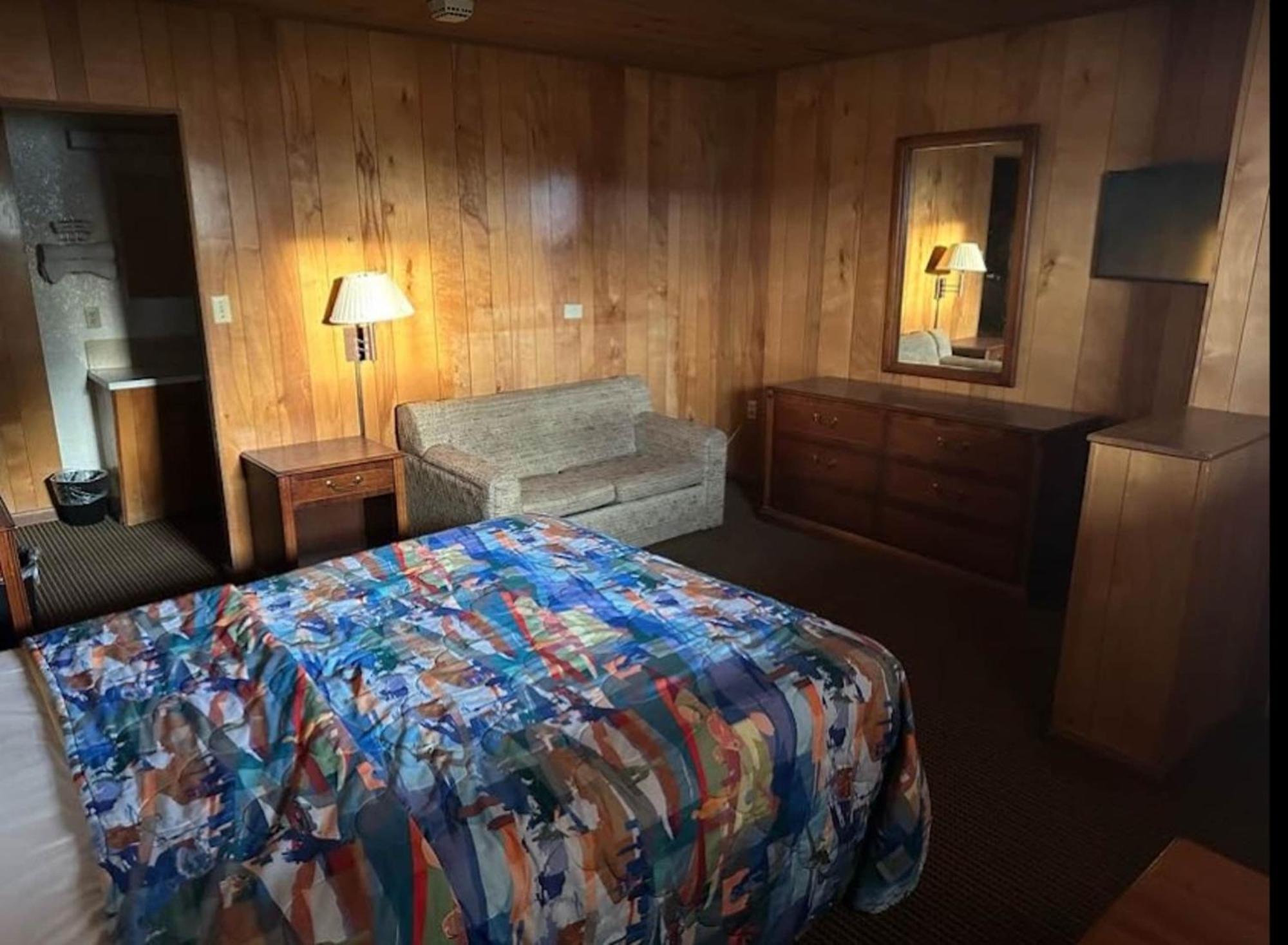 Love Hotels Western Holiday By Oyo At Harlan Lake Ne Alma Eksteriør billede