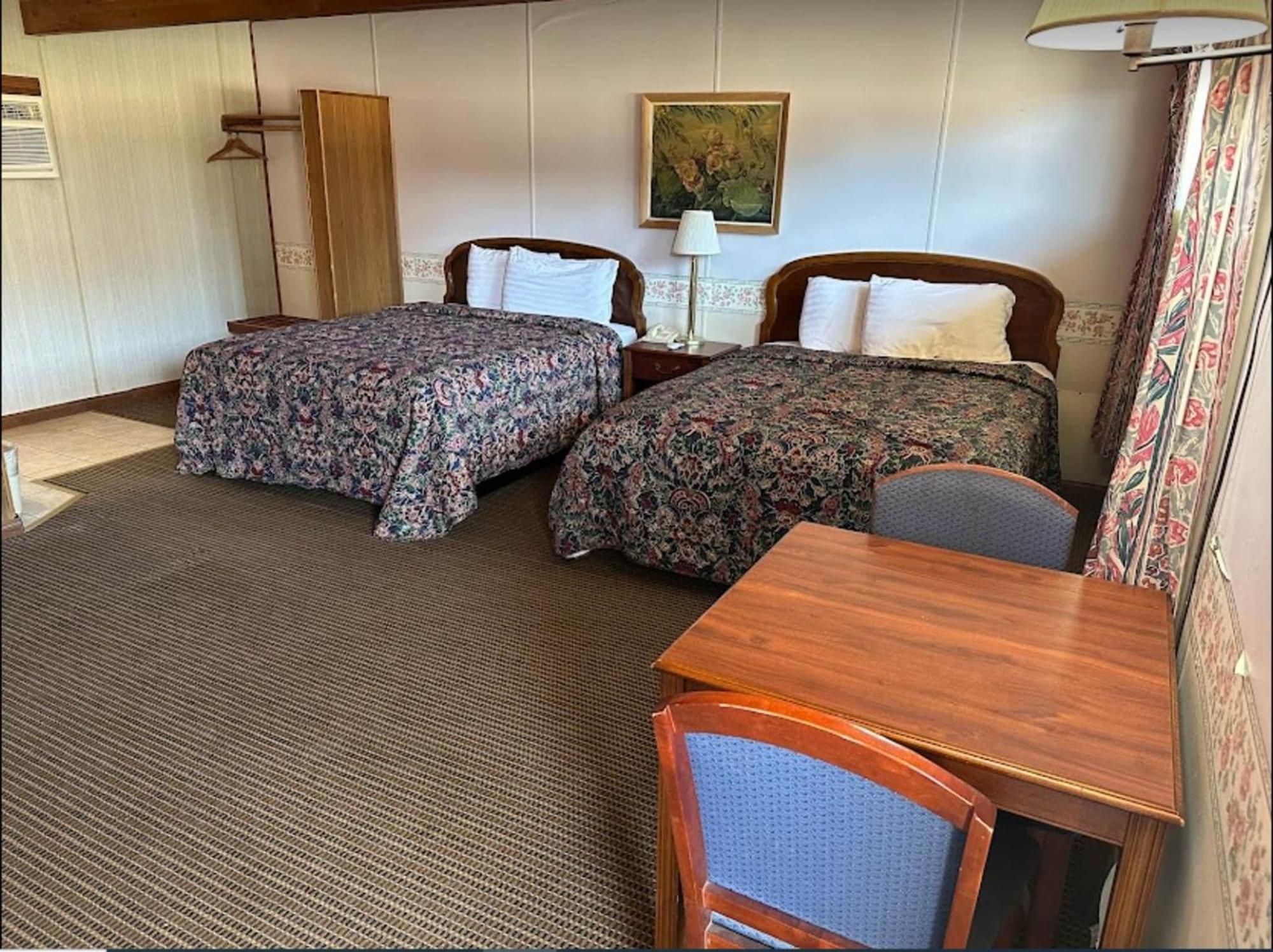 Love Hotels Western Holiday By Oyo At Harlan Lake Ne Alma Eksteriør billede