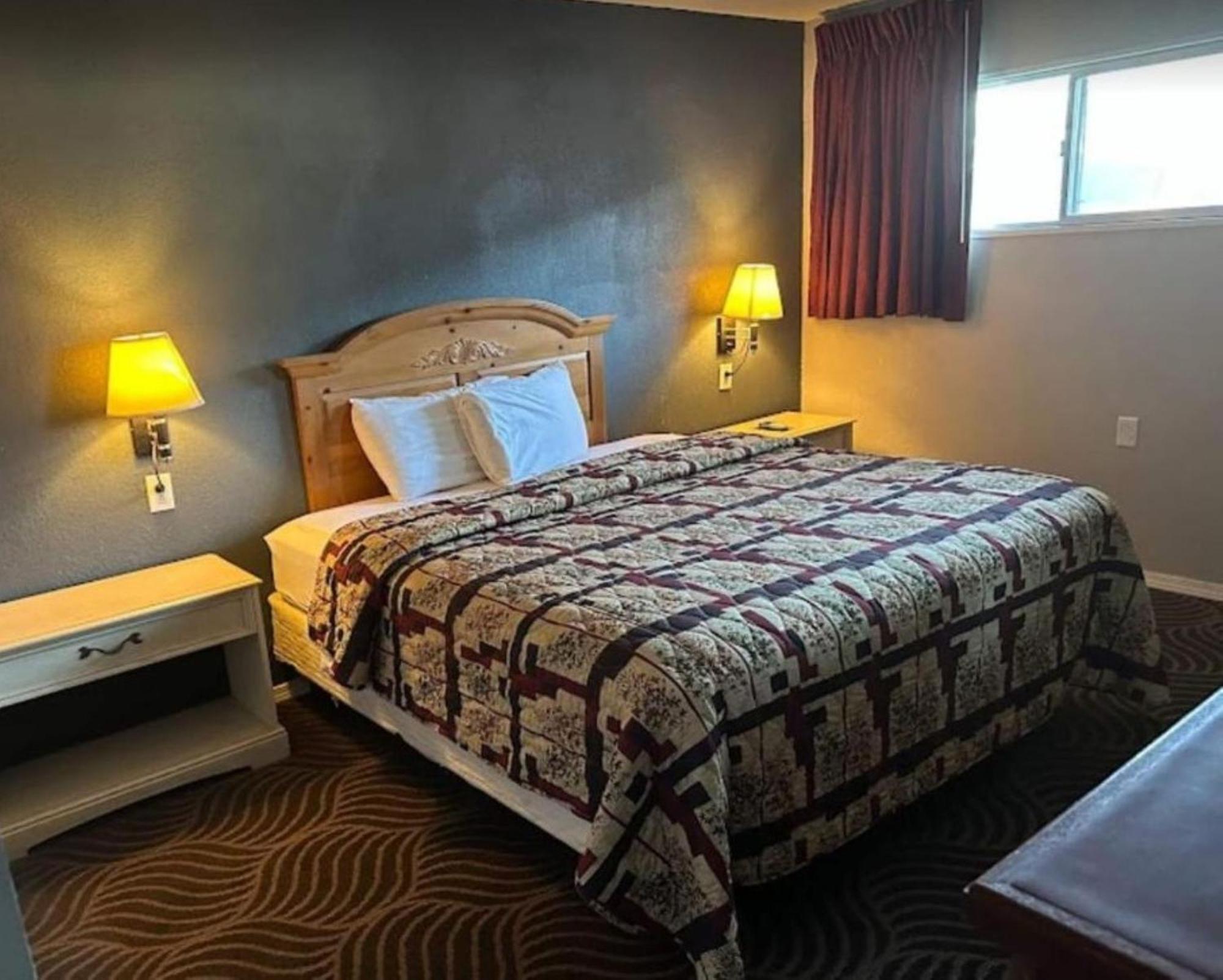 Love Hotels Western Holiday By Oyo At Harlan Lake Ne Alma Eksteriør billede